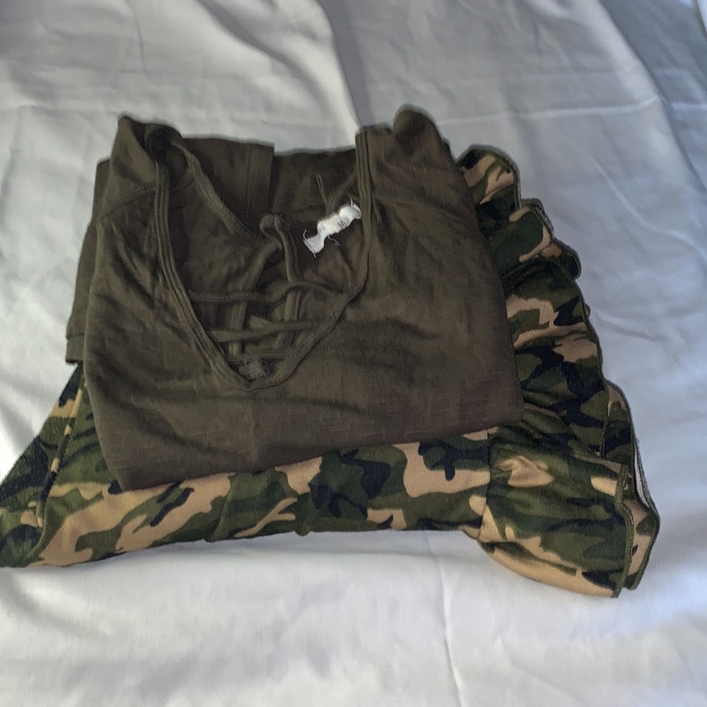 Size Medium BUNDLE Brands- FASHION NOVA & MAUNCES 1 Top+1 leggings